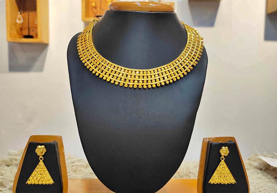 Gold price drops by Rs 2,000 per tola