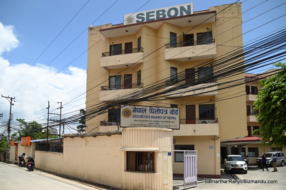 जेनजी भन्दै सेबोन घेराउ गर्न पुगे युवा, कर्मचारीलाई केरकार गर्दै दिए आगजनीको धम्की