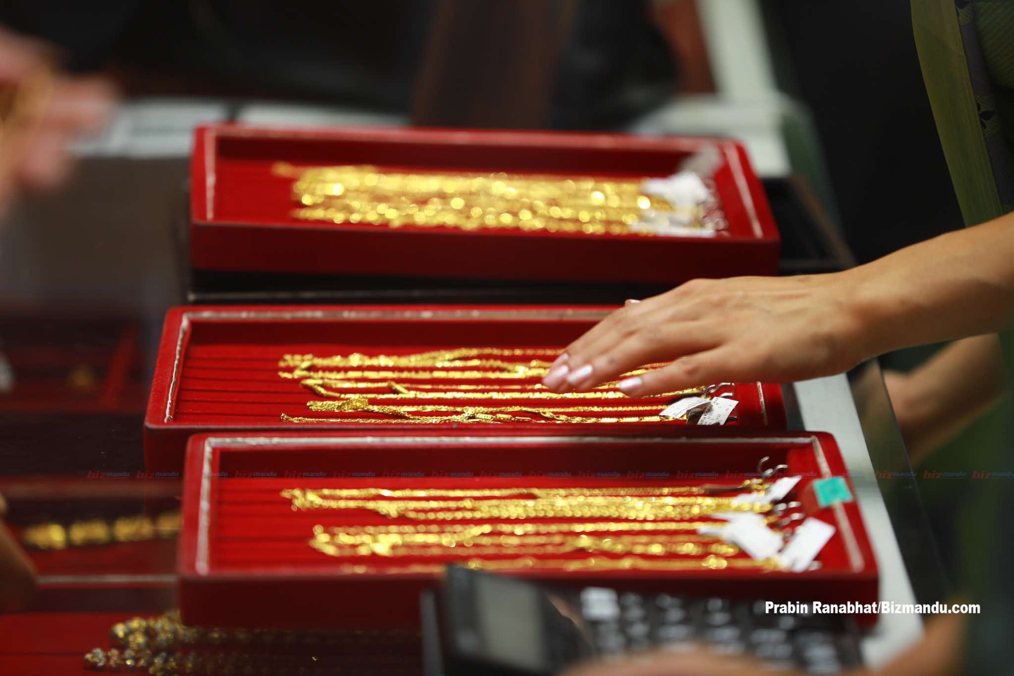 सुनको मूल्य तोलामा दुई हजार रुपैयाँ घट्यो, चाँदी पनि सस्तियो, कतिमा हुँदैछ कारोबार?