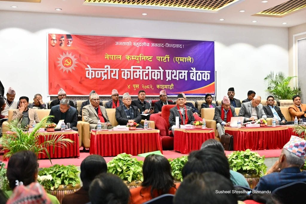 महाधिवेशनबाट निर्वाचित एमाले केन्द्रीय कमिटीको पहिलो बैठक, ओलीले भने- पार्टीमा अब गुट छैन