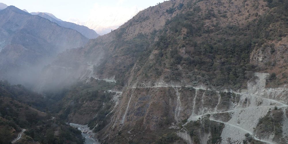 धवलागिरिवासीको गुनासो : ‘हरियाली वनपाखा र हराभरा बगैँचा धुलाम्मे भए’