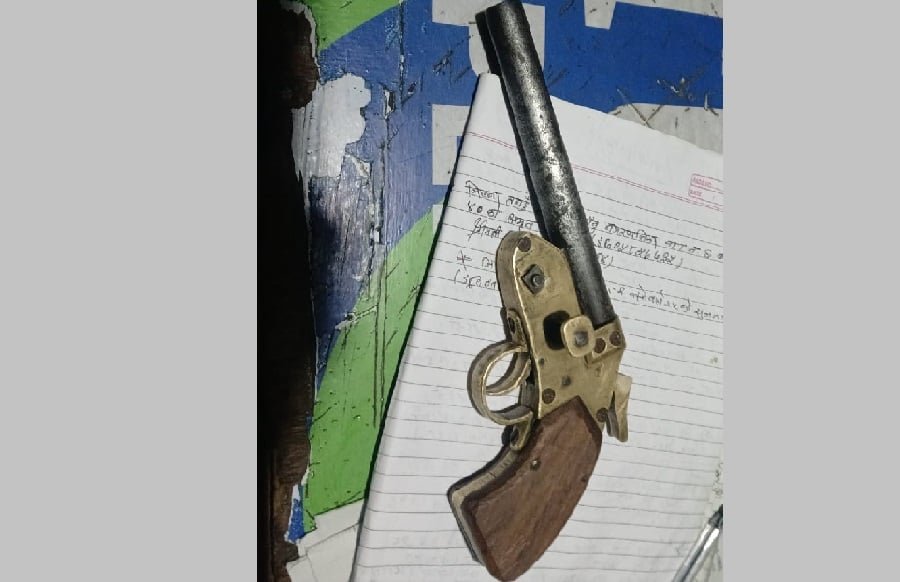 तनहुँमा कटुवा पेस्तोलसहित एक युवक पक्राउ