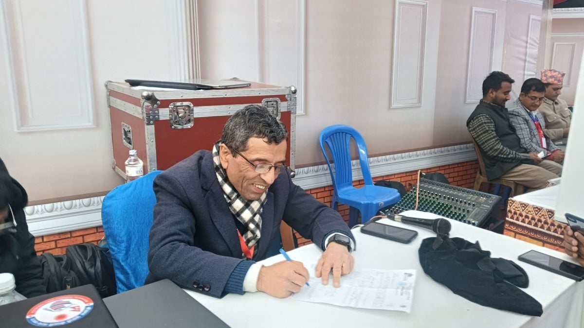 सक्रिय राजनीतिबाट विश्राम लिएको एमाले नेता अधिकारीको घोषणा