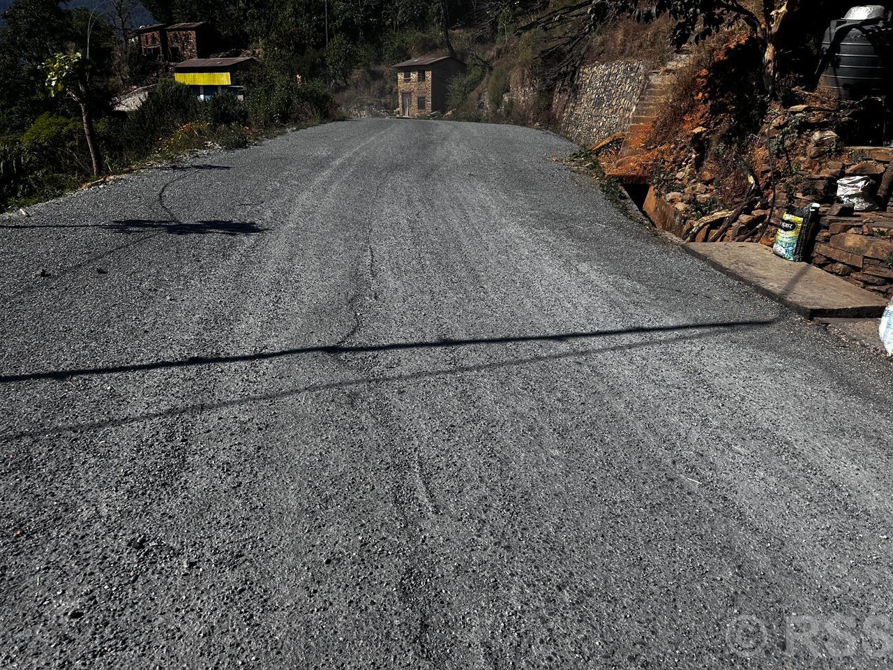 रत्नेचौर–भकुण्डे सडकः योजना पुरा नहुँदै कालोपत्रे सडकमा खाल्डा पर्न थाल्यो