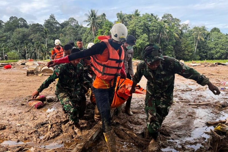 Indonesian residents hunt for food and water after deadly floods. 193 dead in Sri Lanka