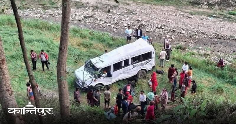 प्यूठानमा भ्यान दुर्घटना, १९ जना घाइते