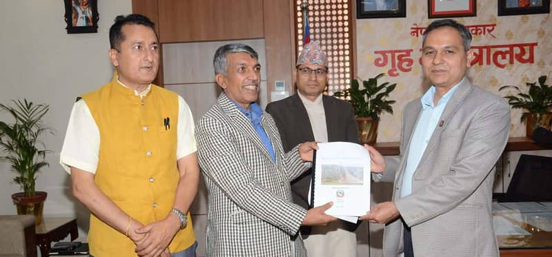 धादिङ बस दुर्घटना छानबिन कार्यदलले सरकारलाई बुझायो प्रतिवेदन