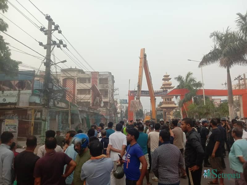 वीरगन्जमा एकाबिहानै चल्यो डोजर, भत्काइए मुख्य सडकका घरहरू