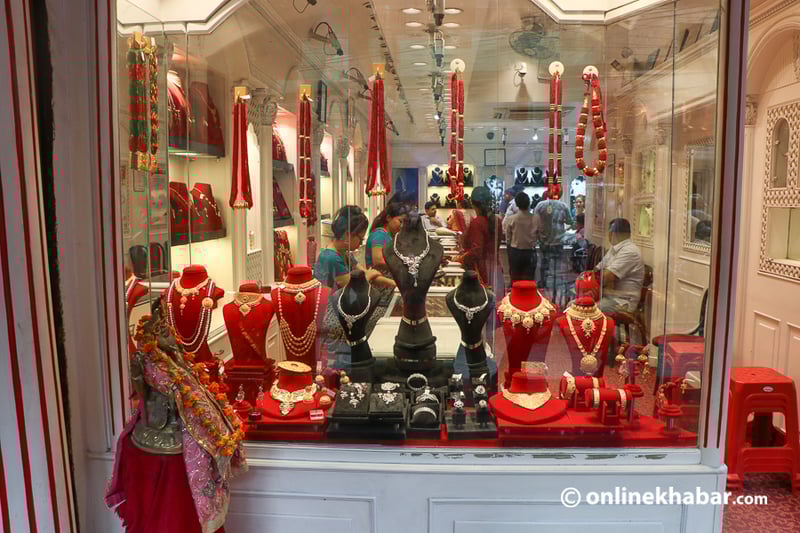 Gold price drops by Rs 3,000 per tola