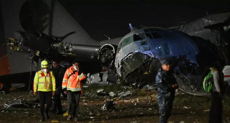 At least 20 killed after military plane carrying banknotes crashes in Bolivia