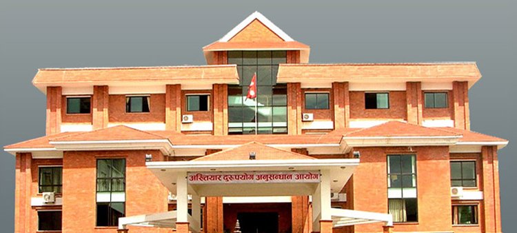 यातायात कार्यालय चाबहिलमा अख्तियारको छापा, कार्यालय प्रमुख र ट्राफिक प्रहरीको मोबाइल जफत