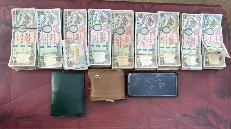 वीरगञ्ज भन्सारबाट सशस्त्र प्रहरीद्वारा हुण्डीको ९ लाख रकमसहित एक जना एक जना पक्राउ