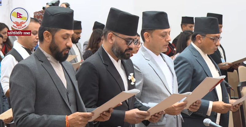 सांसदहरूले लिए सपथ