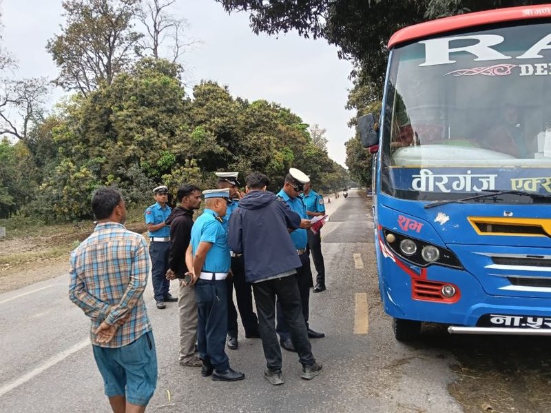 राजमार्गमै सवारीसाधनको यान्त्रिक उपकरण चेकजाँच