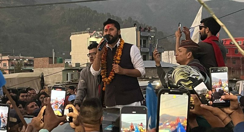 प्यूठानमा रास्वपाको चुनावी सभा : मञ्चमा नपुगी ‘सनरुफ’ गाडीबाटै सम्बोधन गरेर फर्किए लामिछाने