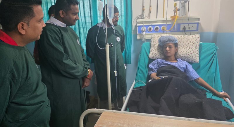 श्रीमानले खुट्टा काटिदिएको पीडित महिलासँग अस्पतालमै पुगेर सांसदले गरे भेट, उपचार खर्च व्यहोर्ने