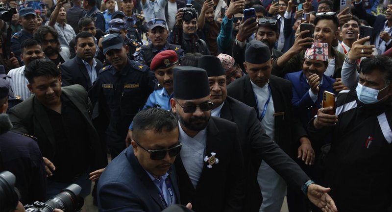 ‘सिलाम साक्मा’ लगाएर आफै गाडी हाँकेर संसद पुगे बालेन