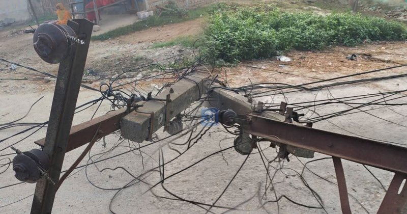 टिपरले विद्युतीय पोलमा ठक्कर दिँदा गढिमाईको बिनगरामा विद्युत् सेवा अवरुद्ध