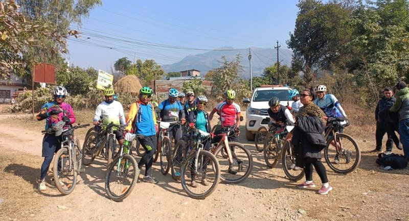 मध्यपहाडी लोकमार्गमा क्यान्सर बिजेताहरूको साइकल यात्रा
