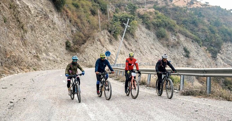 क्यान्सर विजेताको प्रेरणादायी अभियान : उपचार खर्च जुटाउन पूर्व–पश्चिम साइकल यात्रा