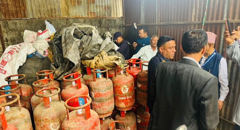 पोखरामा ग्यास लुकाउने र रिफिल गर्ने भण्डारी ट्रेडर्सलाई ५० हजार रुपैयाँ जरिवाना