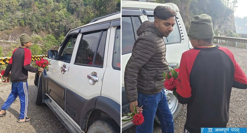 पर्यटकलाई लालीगुराँस बेच्दै स्वर्गद्वारीका बालबालिका