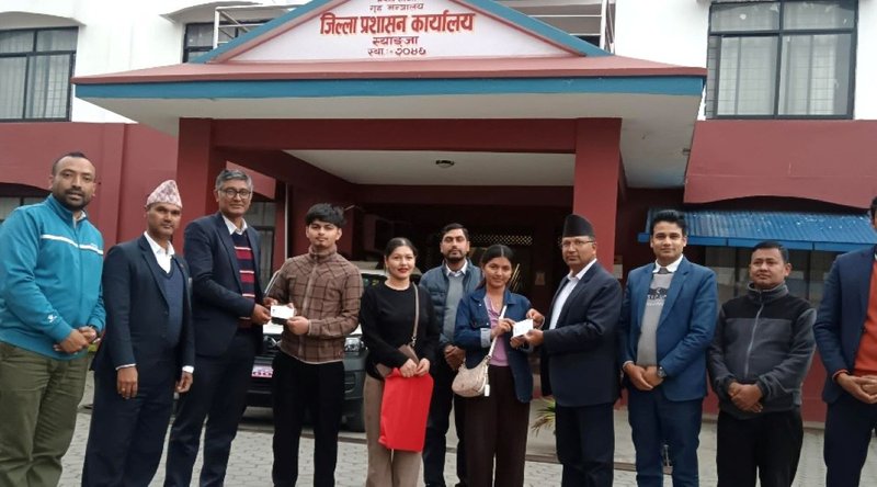 नेपाली आमा र विदेशी बुबाका सन्तान डेबिट र प्रियंकाले लिए नागरिकता