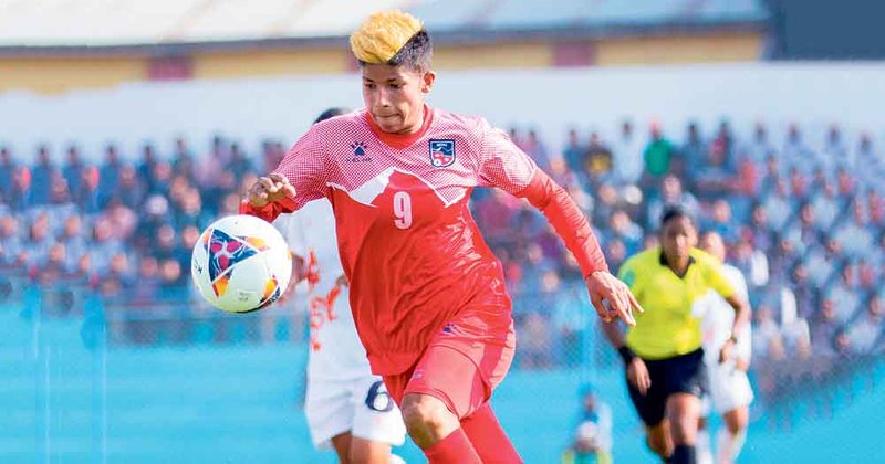 सावित्राको चोटमा समर्थकको मलम