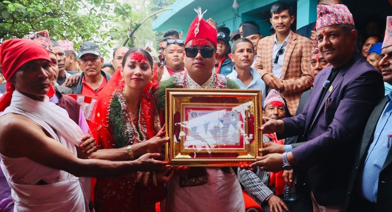 अन्तरजातीय विवाह गर्ने जोडीलाई गाउँपालिकाको सम्मान