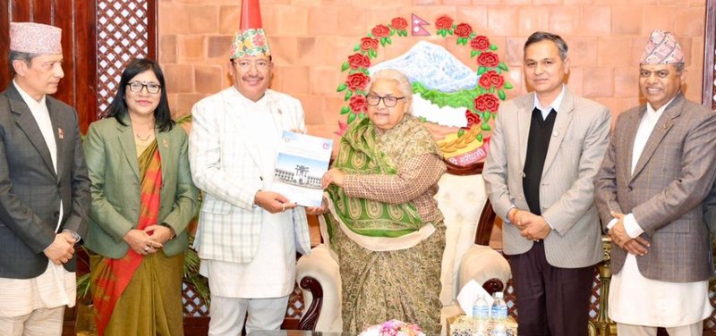 आयोगले प्रधानमन्त्रीलाई बुझायो निर्वाचन मतपरिणामको प्रतिवेदन