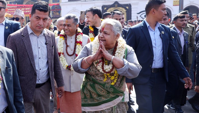 निर्वाचन शान्तिपूर्ण भएपछि प्रधानमन्त्रीले गरिन् पशुपतिनाथमा पूजा