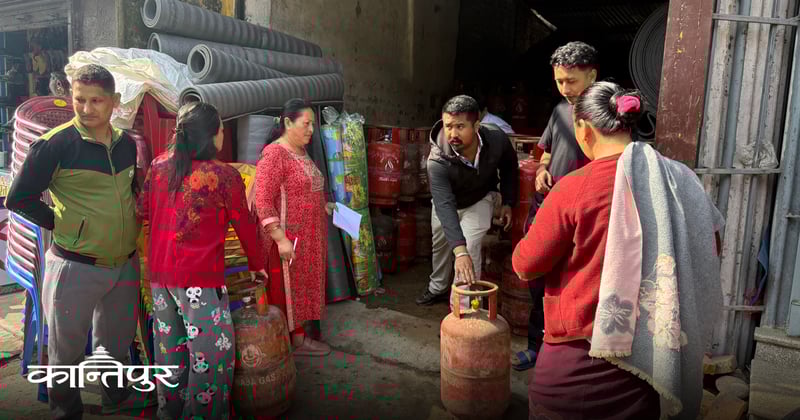 लमजुङमा आधा सिलिण्डर ग्यास लिनै उपभोक्ताको भीड