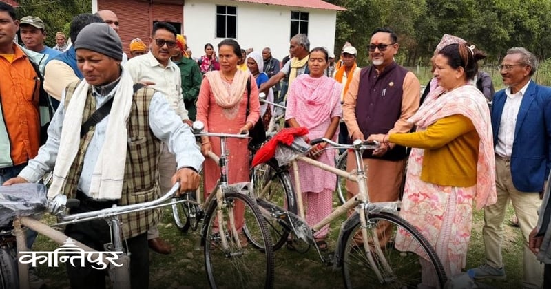 बैजनाथका बडघर र चौकीदारलाई साइकल वितरण