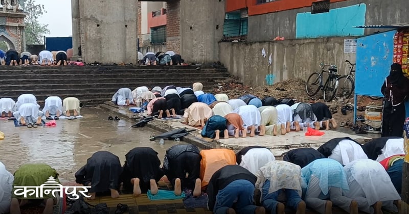 पानीमा भिज्दै सामूहिक नमाज