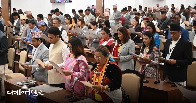 प्रतिनिधिसभाका जेष्ठ सदस्य केसीले खुवाए सांसदहरूलाई शपथ