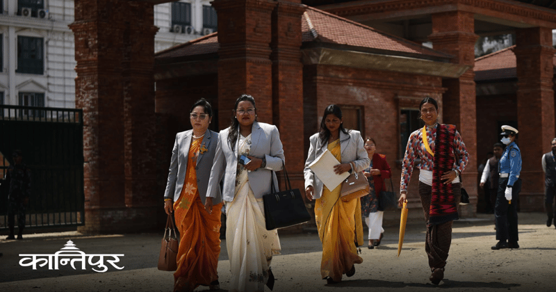 मौलिक पहिरनमा सजिएर शपथ लिन पुगे सांसद [तस्बिरहरू]