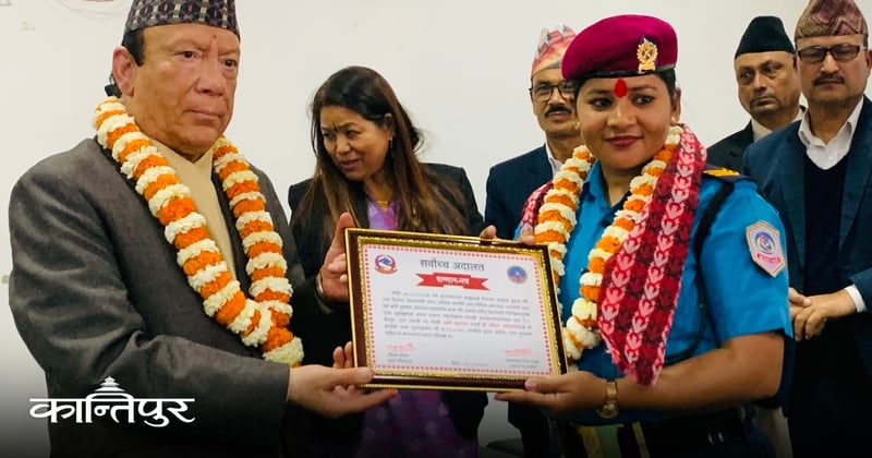 जेनजी आन्दोलनमा अदालत बचाउने प्रहरी हवल्दारलाई प्रधानन्यायाधीशद्वारा सम्मान