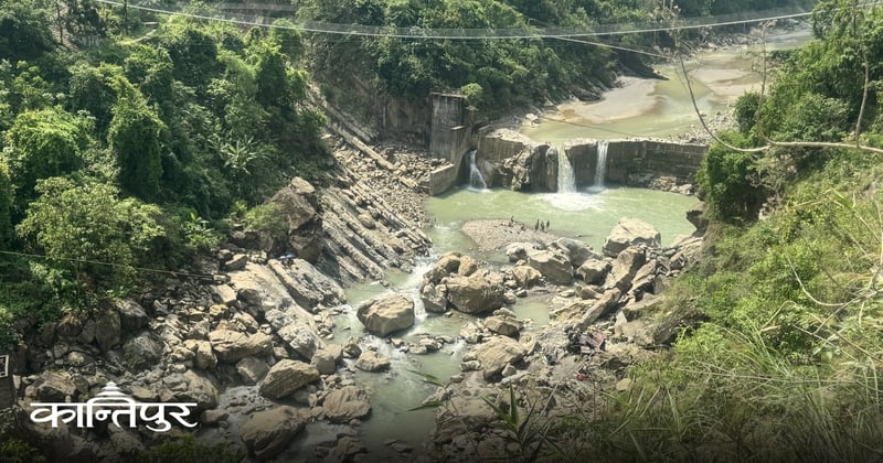 तिनाउ खोलामा डुबेर एक युवकको मृत्यु, बेपत्ताको खोजीकार्य जारी
