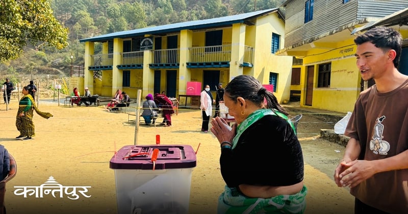 मतपेटिका ढोग्दै ज्येष्ठ मतदाताको कामना : ‘छोराछोरी विदेशिन नपरोस्’