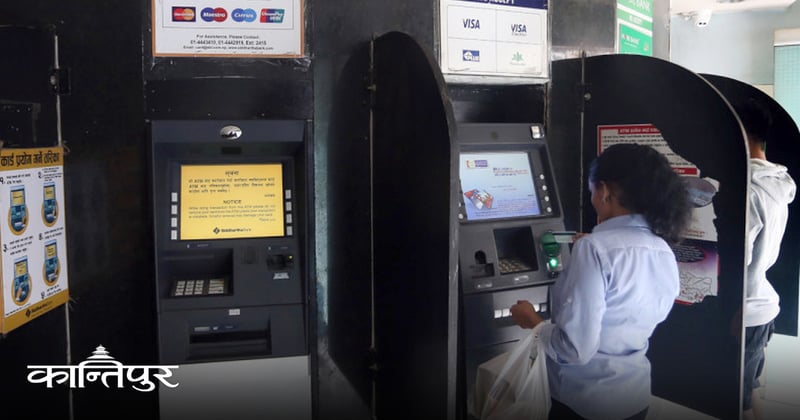 एटीएमबाट पैसा झिक्ने घटे, महानगरमा शाखा गाभ्दै बैंक