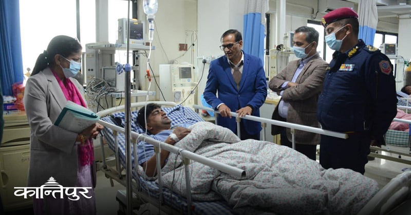 गृहमन्त्री अर्यालले लिए धादिङ दुर्घटनाका घाइतेको स्वास्थ्य अवस्थाबारे जानकारी