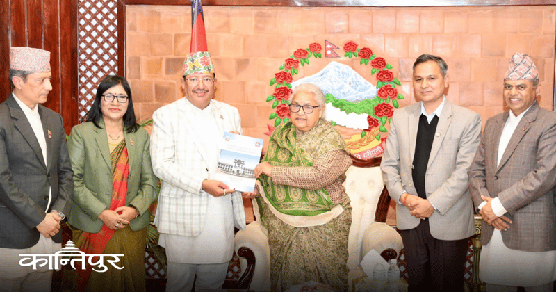 प्रधानमन्त्रीलाई निर्वाचन प्रतिवेदन हस्तान्तरण