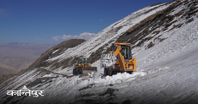 साङ्ता मतदान केन्द्र जाने सडकको हिउँ पन्छाइँदै