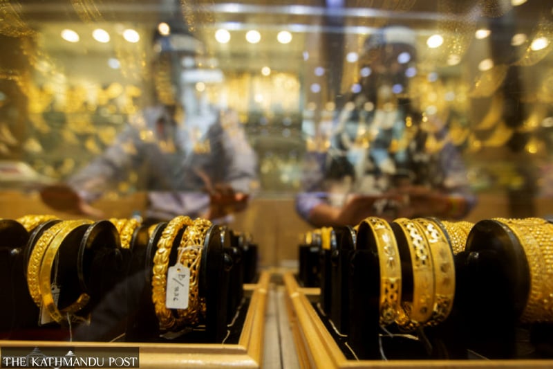 Gold price increases Rs 2,000 per tola to trade at Rs 319,000 today
