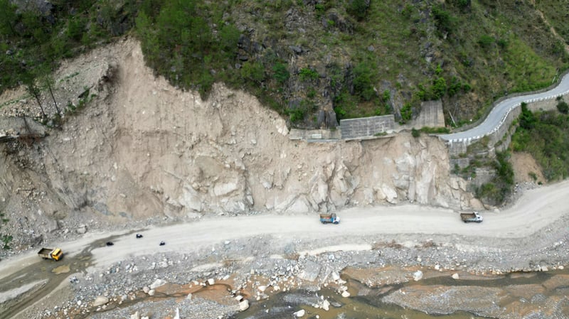 Dry landslide disrupts traffic along Bhakunde–Mangaltar section of BP Highway
