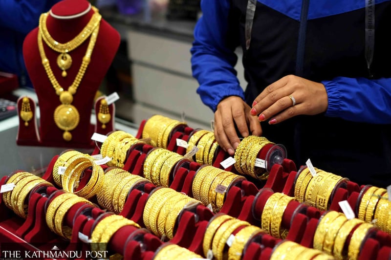 Gold price hits Rs328,600