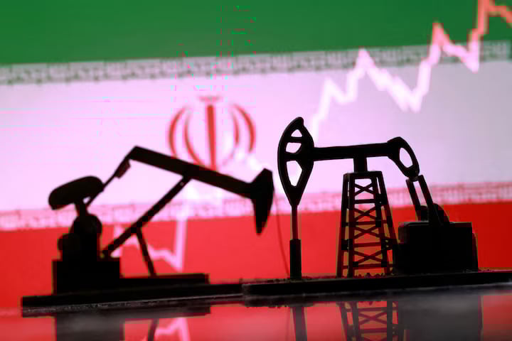 US allows 30-day sale of Iran oil at sea in bid to tame prices