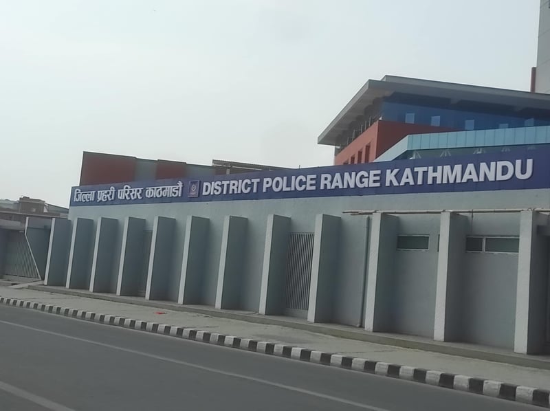 ओली र लेखकलाई जिल्ला प्रहरी परिसर काठमाडौंमा राखिने