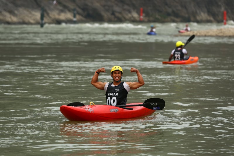 नदीको तीव्र बहाव पार गर्दै कायक खेलाडीहरूले आफ्नो सन्तुलन, गति र कौशल प्रदर्शन गरे