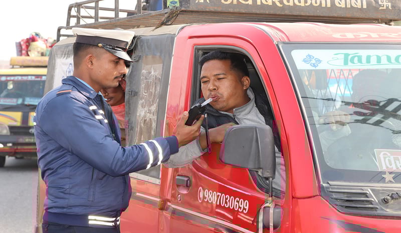 कोसी राजमार्गमा सडकमै चालकको स्वास्थ्य परीक्षण